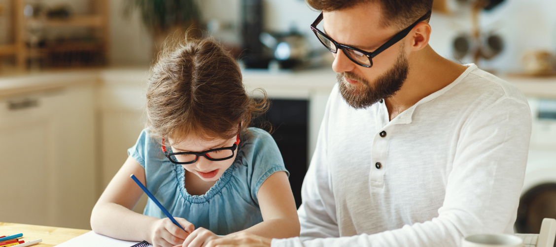 Pai ensinando a criança no dever de casa