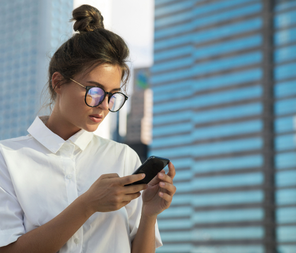Mulher jovem olhando o celular